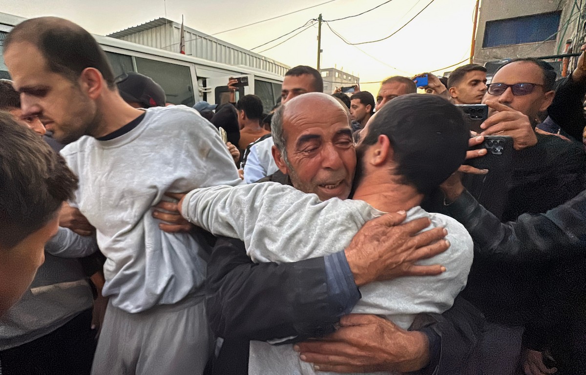 7 يناير/كانون الثاني 2026، نُقل أسرى فلسطينيون أفرج عنهم الجيش الإسرائيلي بواسطة مركبات تابعة للصليب الأحمر إلى مستشفى شهداء الأقصى لإجراء فحوصات طبية في دير البلح، وسط قطاع غزة. (صورة: أحمد إبراهيم)