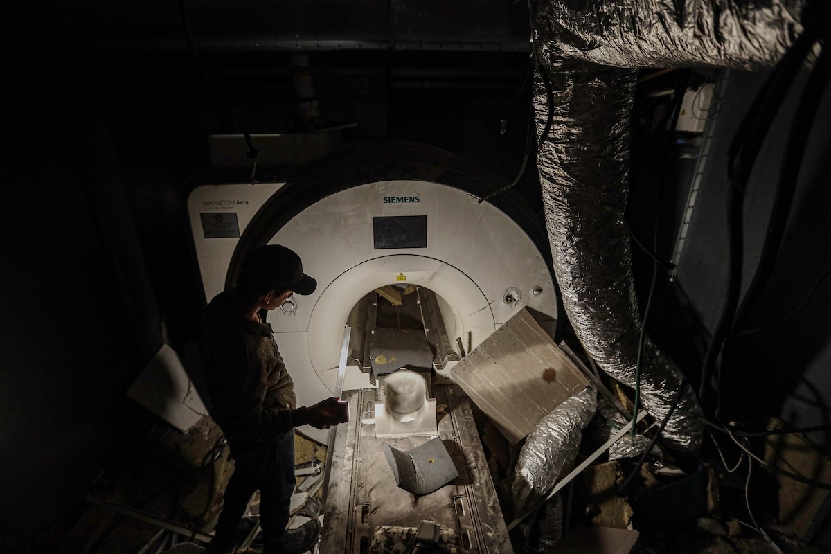 مستشفى الشفاء في غزة يفتقر إلى المعدات الطبية وتحديدًا جهاز التصوير بالرنين المغناطيسي، بعد أن دمّر الجيش الإسرائيلي معظم المعدات خلال الحرب، 31 ديسمبر/كانون الأول 2025. صورة: عمر أشتوي