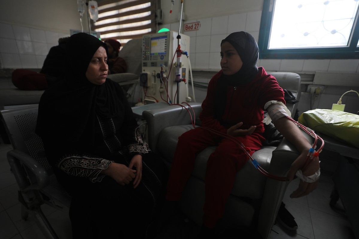 الفلسطينية صابرين الدعمة تنتظر فتح معبر رفح لتتبرع بكليتها لابنتها المريضة آلاء الدمعة، في ظل انهيار القطاع الصحي ونقص الأجهزة والعلاج بسبب الحرب. مستشفى الشفاء بمدينة غزة، 29 يناير/كانون الثاني 2026. صورة: عمر أشتوي