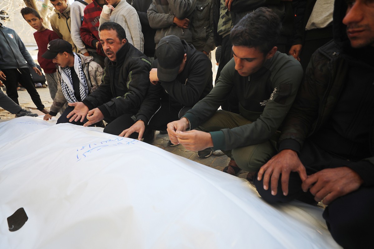 تُنقل جثث الضحايا إلى مستشفى الشفاء بعد هجوم إسرائيلي على مركز شرطة الشيخ رضوان، رغم وقف إطلاق النار في مدينة غزة، بتاريخ 31 يناير/كانون الثاني 2026. وألحق الهجوم على حي الشيخ رضوان غرب مدينة غزة أضرارًا جسيمة بالمباني والمركبات المجاورة. (صورة: عمر أشتوي)