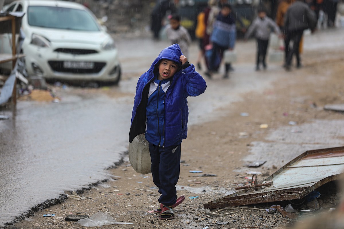 يواصل الفلسطينيون النازحون، الذين لجأوا إلى خيام مؤقتة ومدارس أو منازل متضررة بشدة، حياتهم وسط الأزمة الإنسانية المستمرة الناجمة عن الحصار الإسرائيلي في مخيم جباليا، شمال قطاع غزة، في 18 يناير/كانون الثاني 2026. صورة: عمر أشتوي