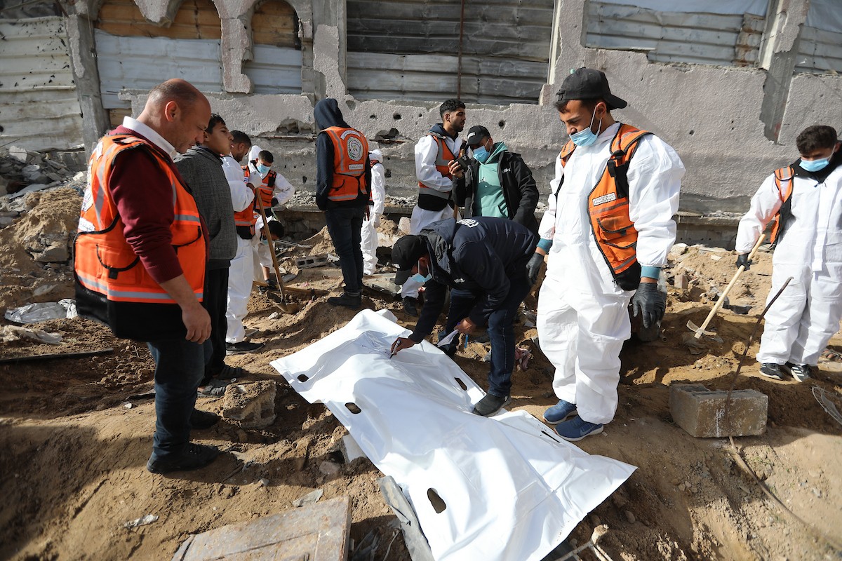 استخراج رفات 50 شهيدا دفنت خلال حرب الإبادة على قطاع غزة، من مقبرة مؤقتة في ساحات مسجد صلاح الدين بحي الزيتون، لنقلها إلى مقبرة دائمة في مدينة غزة، 25 يناير/كانون الثاني 2026. صورة: عمر أشتوي