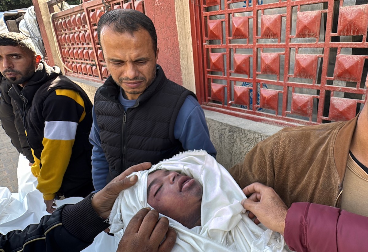 ودّع الفلسطينيون جثماني إبراهيم محمد الشنا (29 عامًا) وابنه محمد (8 أعوام) في مستشفى شهداء الأقصى بدير البلح. وقد توفي الاثنان إثر انهيار منزلهما عليهما في مخيم المغازي للاجئين وسط قطاع غزة. في غضون ذلك 5 يناير/كانون الثاني 2026. صورة: أحمد إبراهيم