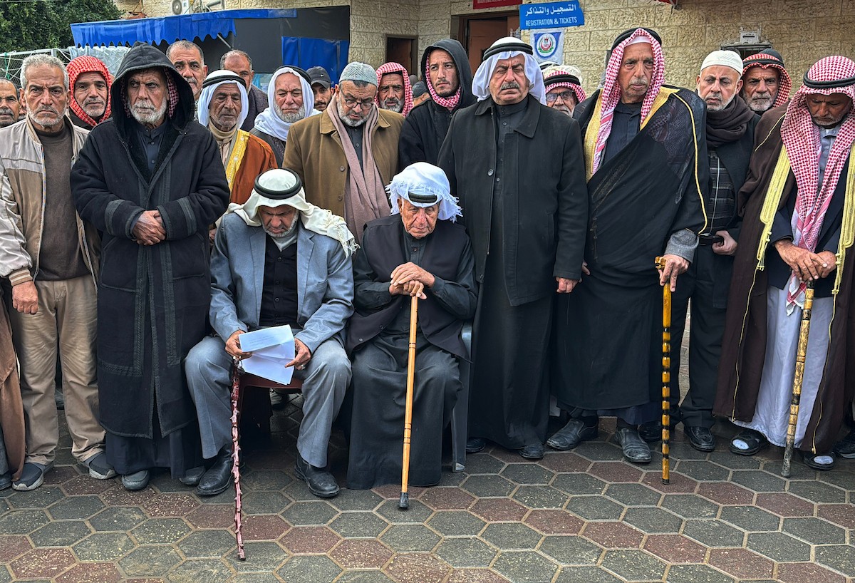  التجمع الوطني للقبائل والعشائر والعائلات الفلسطينية ينظم وقفة  في دير البلح دعمًا للجنة الوطنية الفلسطينية لإدارة قطاع غزة، ١٨ يناير/كانون ثاني ٢٠٢٦. صورة: أحمد إبراهيم