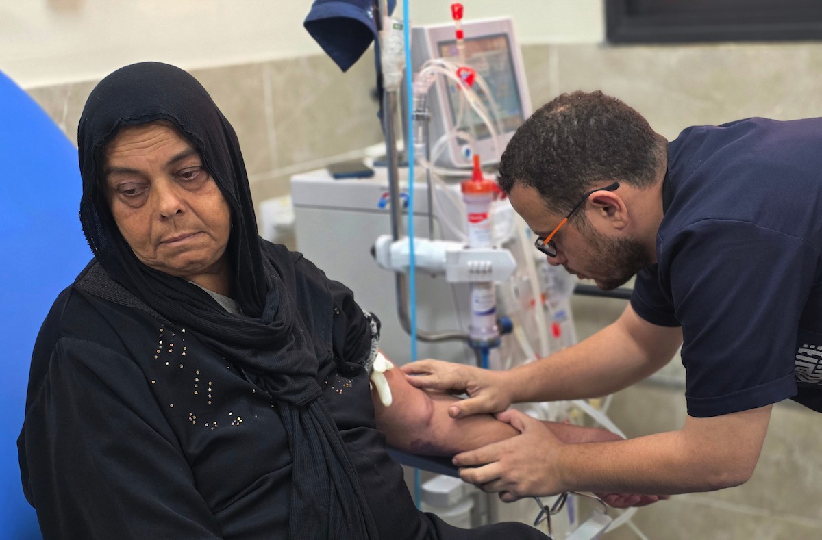 المسنّة عطاف جندية، تتلقى العلاج في مستشفى ناصر بمدينة خان يونس، بعد إصابتها بفشل كلوي ،في ظل النقص الحاد في الأدوية والمستلزمات الطبية والحالة الحرجة التي تعاني منها مستشفيات قطاع غزة،1 يناير/كانون الثاني 2026. تصوير: طارق محمد