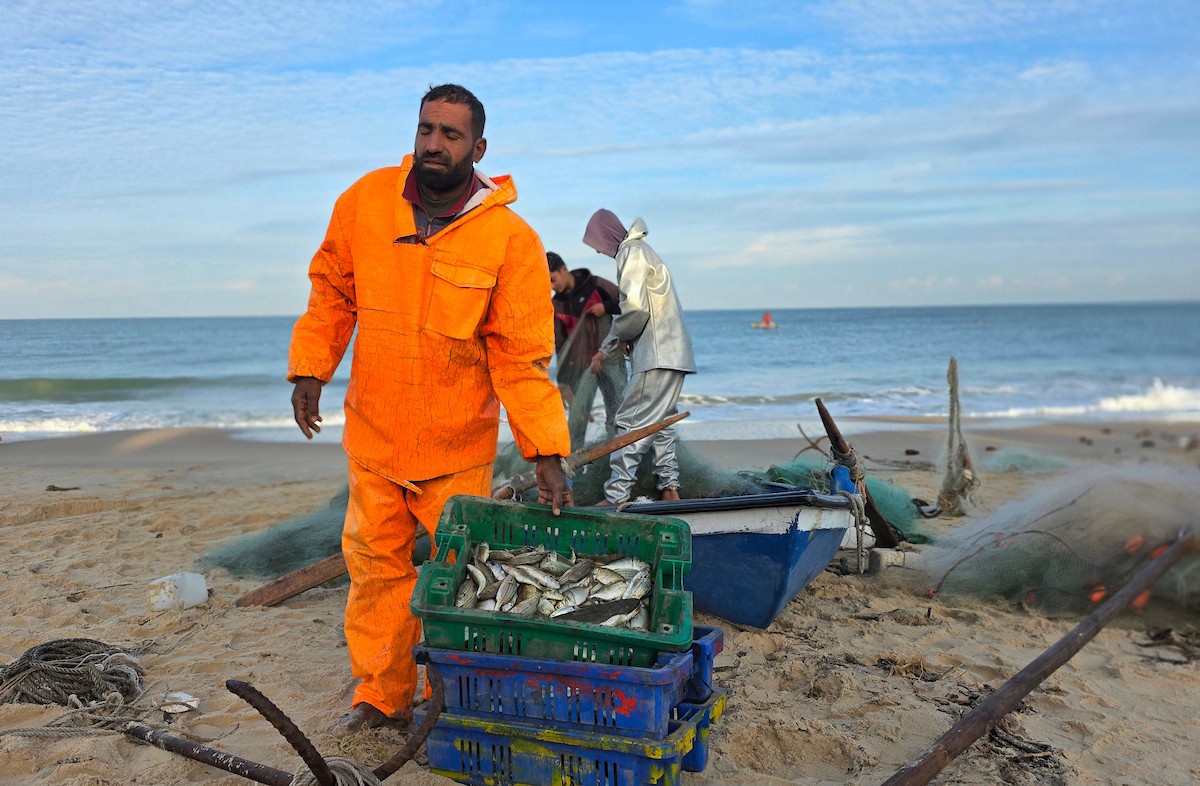 صيادون يعودون للعمل قبالة سواحل خان يونس بإمكانيات محدودة ومخاوف ملاحقتهم واستهدافهم من قبل الاحتلال الاسرائيلي، 31 ديسمبر/كانون الأول 2025. صورة: طارق محمد
