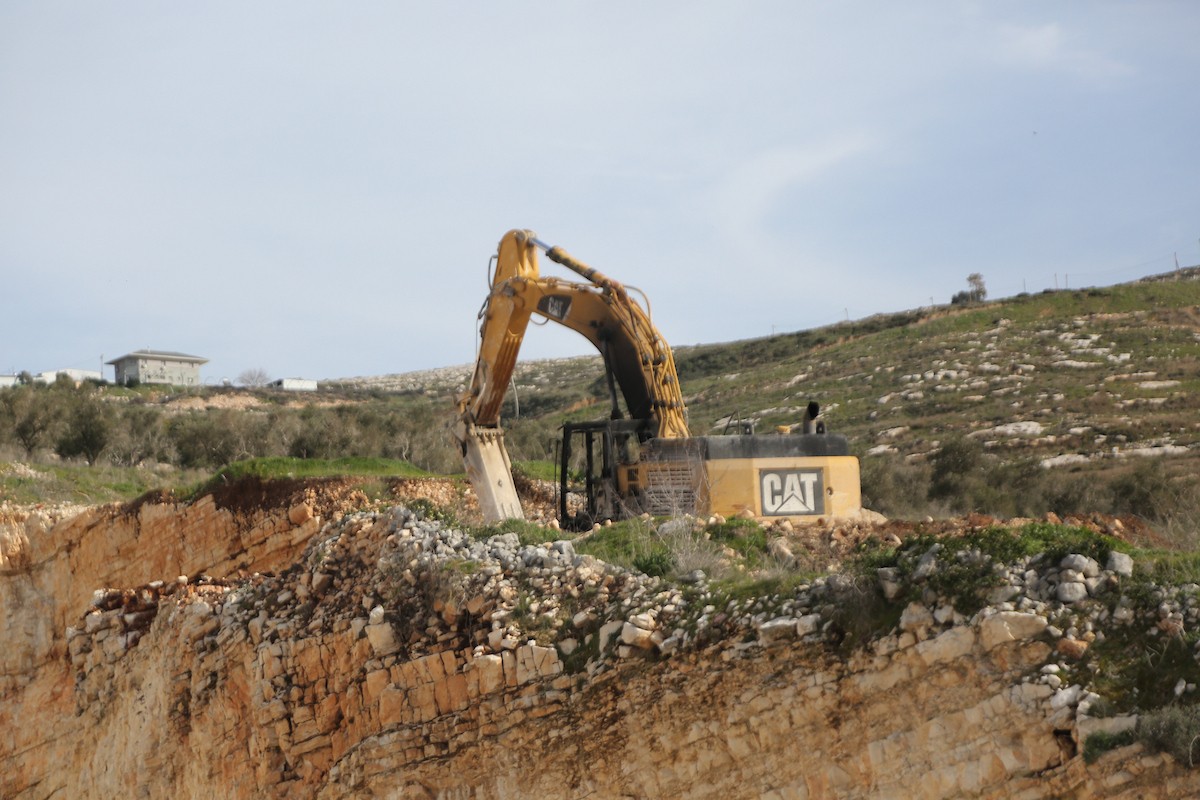 يتفقد الفلسطينيون الأضرار التي لحقت بمركباتهم وشاحناتهم وجرافاتهم بعد أن أضرم مستوطنون إسرائيليون النار فيها خلال هجوم شنوه على قرية عوريف، جنوب نابلس، في الضفة الغربية في 21 يناير/كانون الثاني 2026. صورة: محمد ناصر