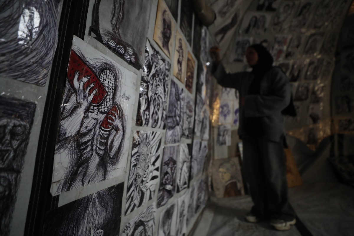 الفلسطينية مرَح خالد الزعانين (18 عاما) تحول خيمة نزوحها في مدينة غزة إلى معرض فني، 28 يناير/كانون الثاني 2026. تصوير: عمر أشتوي