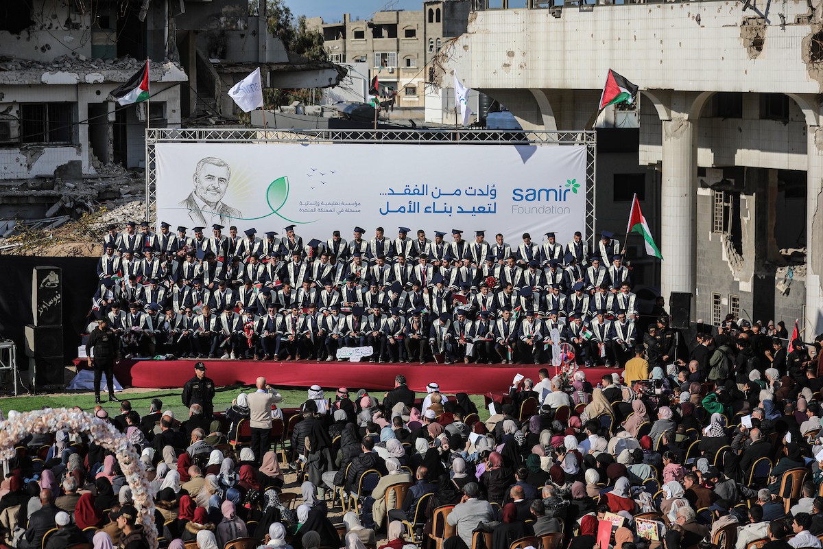 حفل تخرج لـ ٢٣٠ طالبًا وطالبةً في كلية الطب بمجمع الشفاء الطبي (مستشفى الشفاء)، الذي تضرر بشدة جراء الهجمات العسكرية الإسرائيلية على مدينة غزة في ٣ يناير/كانون الثاني ٢٠٢٦. صورة: عمر أشتوي