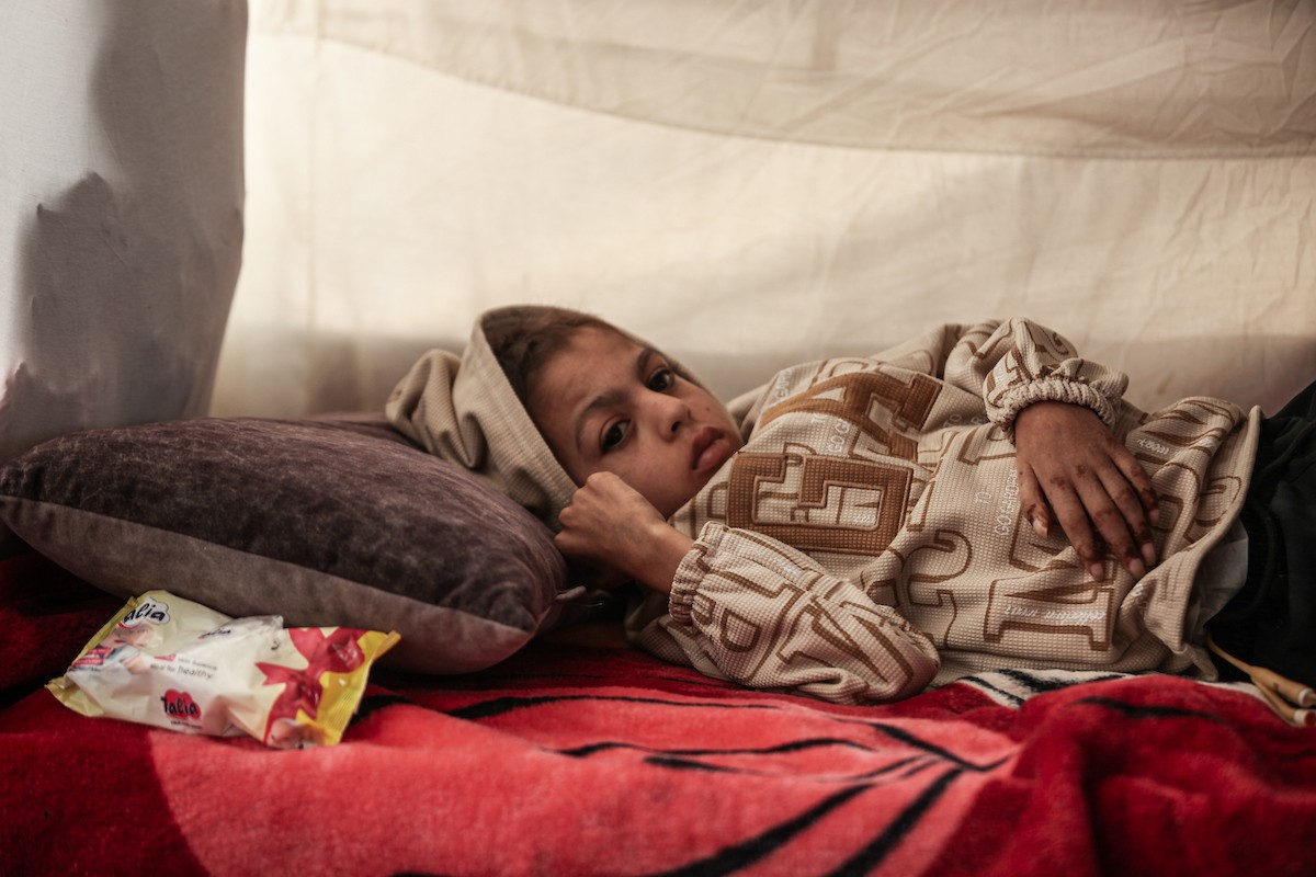 الطفل سيف رامي حجازي (13 عاما) أُصيب بشلل كامل وفشل كلوي إثر قصف إسرائيلي لخيمة عائلته، وتتولى والدته رعايته في ظروف إنسانية بالغة الصعوبة بمخيم المغازي، وسط قطاع غزة، 30 يناير/كانون الثاني 2026. صورة: معز صالحي