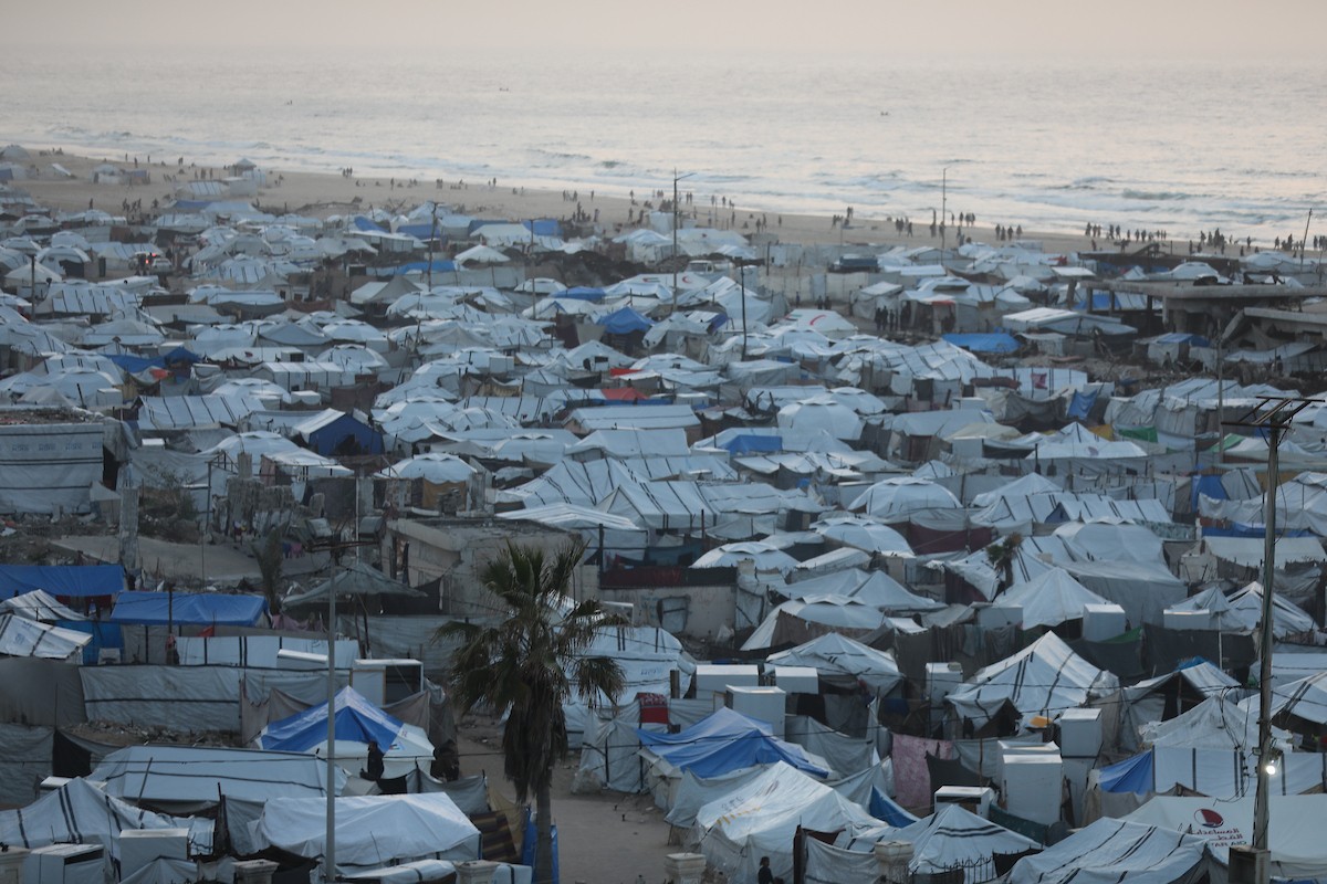 لقطاتٌ عامةٌ لخيامَ النازحين مُكدّسةً في ميناء مدينة غزة المُدمّر، ما يعكس ظروفًا معيشيةً مُزرية. ولا تزال الحياة اليومية صعبةً للغاية بالنسبة لغالبية السكان، 23 يناير/كانون الثاني 2026. صورة: عمر أشتوي