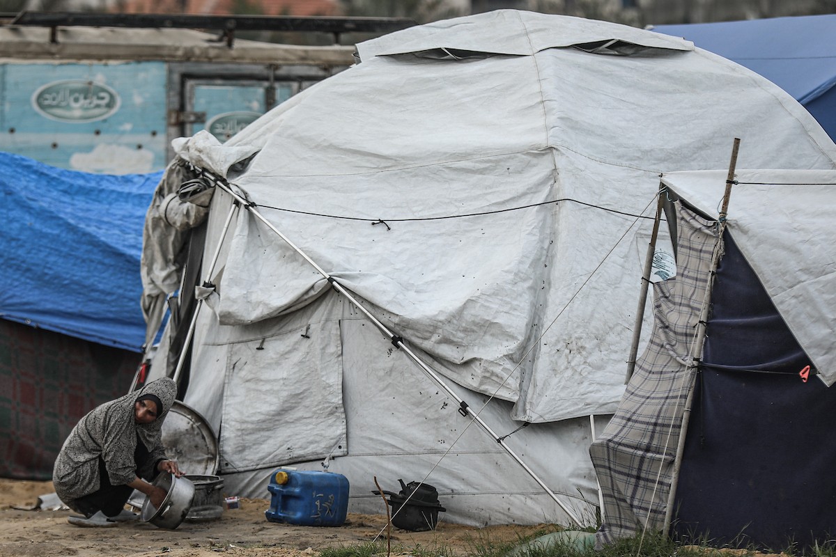 تواصل العائلات الفلسطينية النازحة المقيمة في مخيم الزوايدة وسط قطاع غزة حياتها اليومية في ظل ظروف قاسية داخل خيام متهالكة لا توفر أي حماية أو دفء من برد الشتاء القارس، 18 يناير/كانون الثاني 2026. صورة: رمزي أبو عامر