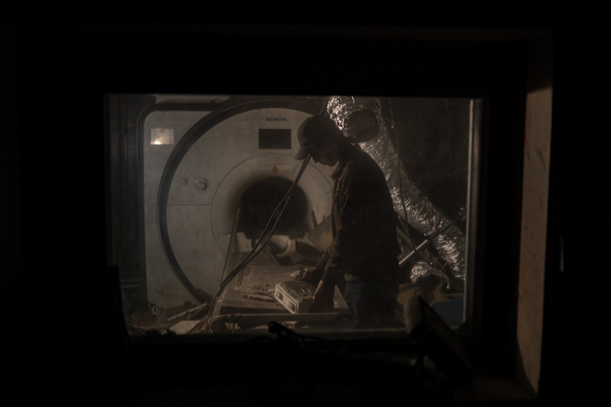 مستشفى الشفاء في غزة يفتقر إلى المعدات الطبية وتحديدًا جهاز التصوير بالرنين المغناطيسي، بعد أن دمّر الجيش الإسرائيلي معظم المعدات خلال الحرب، 31 ديسمبر/كانون الأول 2025. صورة: عمر أشتوي