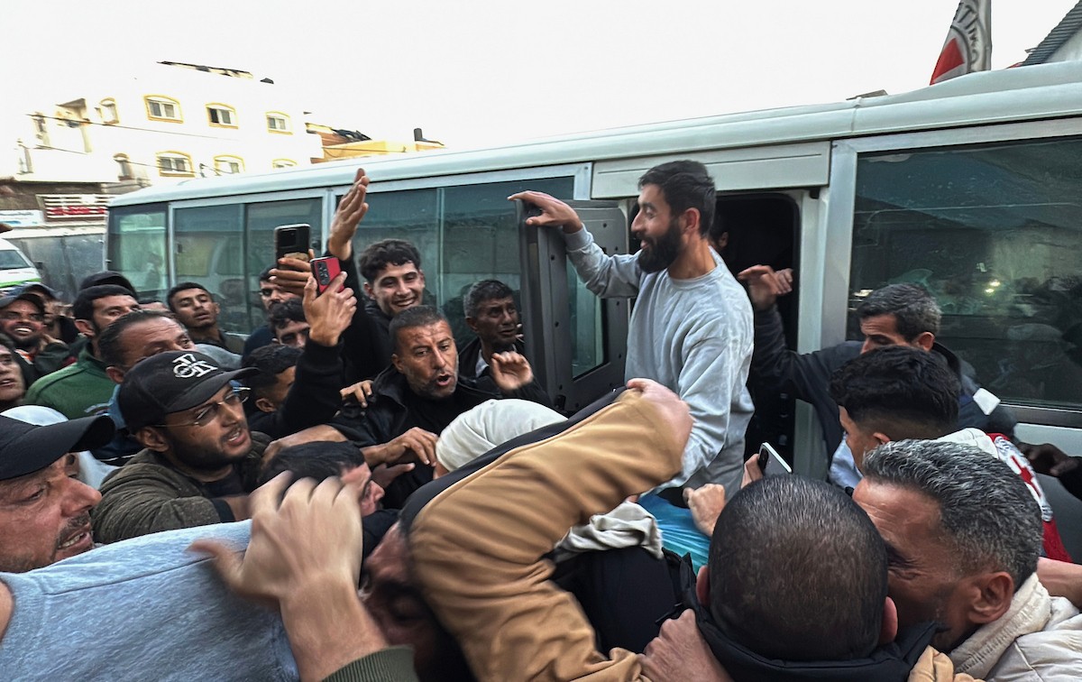نُقل اثنا عشر أسيرًا فلسطينيًا، بينهم امرأة، أفرجت عنهم القوات الإسرائيلية، إلى مستشفى شهداء الأقصى في دير البلح، وسط قطاع غزة، في 11 يناير/كانون الثاني 2026، في مركبات تابعة للجنة الدولية للصليب الأحمر. (صورة: أحمد إبراهيم)