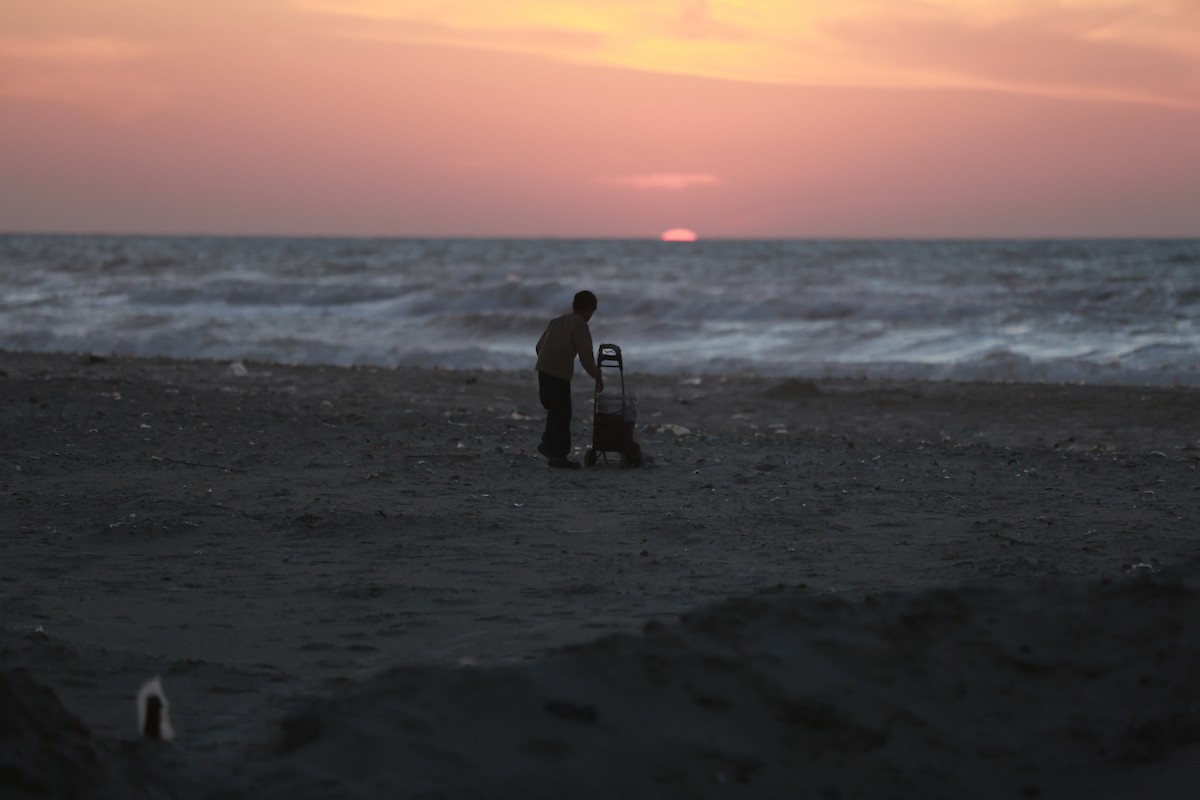 فلسطينيون يودعون عام 2025 بكتابة 2026 على رمال شاطئ غزة، 31 ديسمبركانون الأول 2025. صورة عمر أشتوي