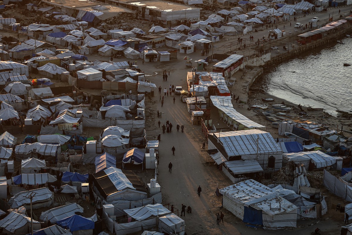مشاهد عامة لخيام النازحين على شاطئ مدينة غزة. يعاني النازحون معاناة مضاعفة من ويلات النزاع وقسوة الأحوال الجوية، إذ لا توفر الخيام أي حماية من برد الشتاء القارس والأمطار الغزيرة، 3 يناير/كانون الثاني 2026. تصوير: عمر أشتوي