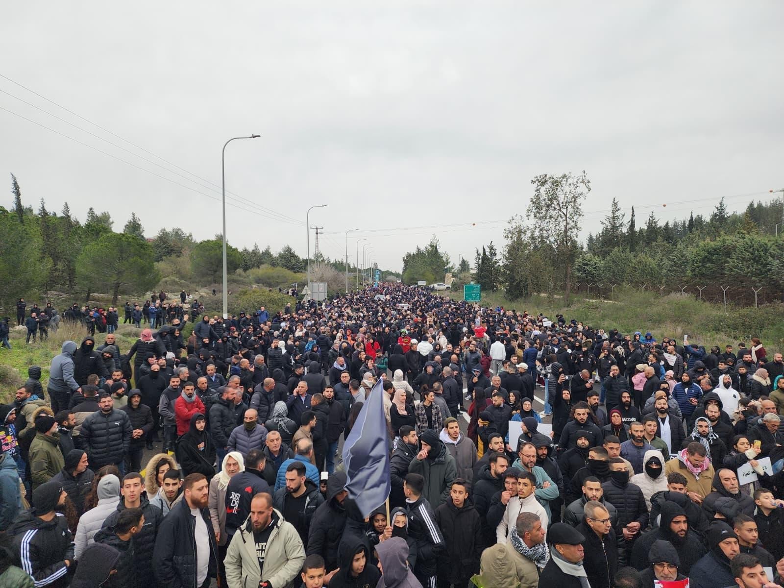 حشود المتظاهرين في سخنين ضد الجريمة، اليوم (عرب 48) 4.jpg