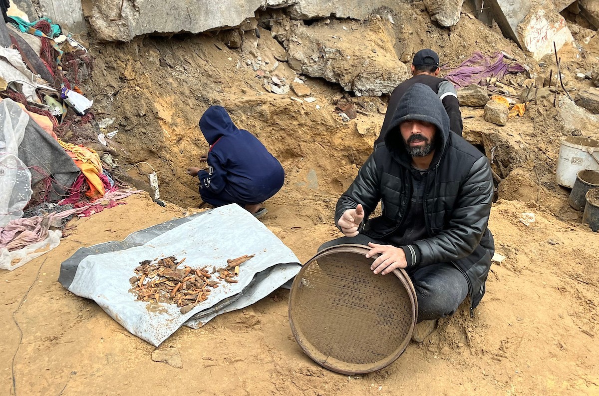 على مدى 160 يومًا، استخدم الفلسطيني اسماعيل ابو حماد، البالغ من العمر 45 عامًا، مجرفة وفأسًا ومنخلًا في محاولة للعثور على رفات عائلته بعد أن فقد زوجته وأطفاله الستة في هجوم إسرائيلي على حي الصبرة بمدينة غزة ، 19 يناير/كانون الثاني 2026. (صورة: مطر الزاق)