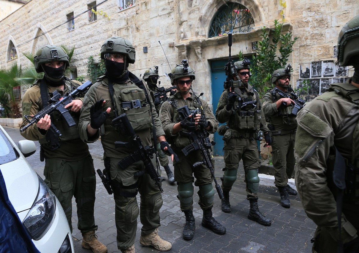 القوات الإسرائيلية تداهم عدد من المحال التجارية في السوق المركزي وتطلق النار تجاه بناية سكنية، وتوقف عدد من المواطنين في البلدة القديمة بمدينة نابلس، 1 يناير/كانون الثاني ٢٠٢٦. صورة: محمد ناصر