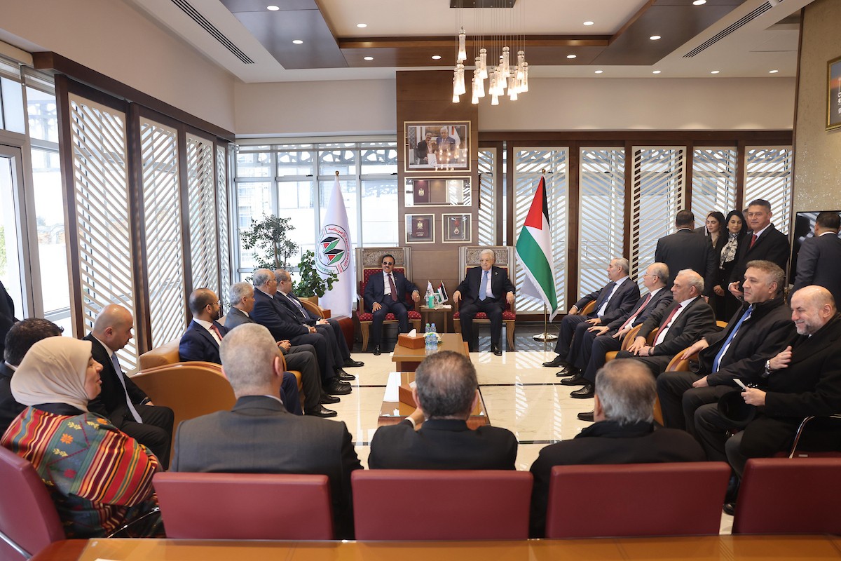 الرئيس الفلسطيني محمود عباس (أبو مازن) خلال زيارته للجامعة العربية الأمريكية ومنحه شهادة دكتوراه فخرية في العلوم الإنسانية، رام الله، الضفة الغربية، 15 يناير/كانون الثاني 2026. تصوير: ثائر غنايم