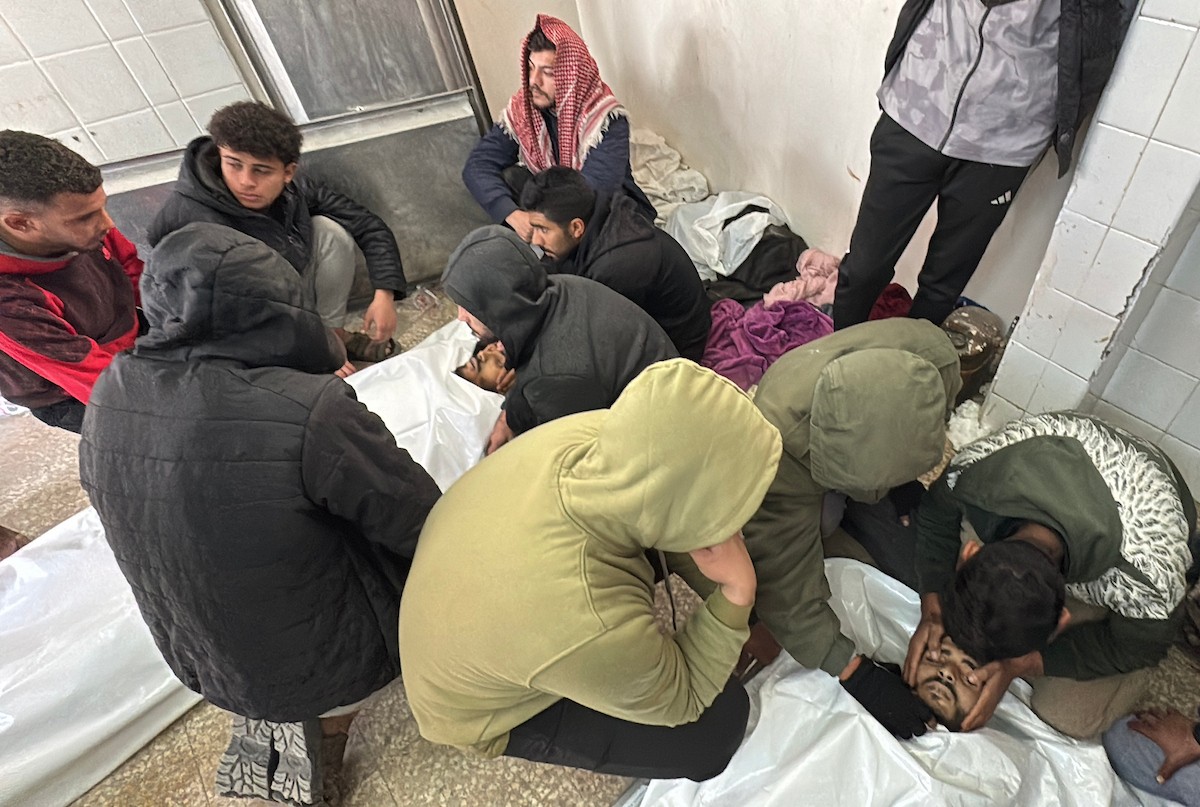 فلسطينيون يودعون جثامين ثلاثة مواطنين استشهدوا في غارات جوية إسرائيلية على مخيم المغازي للاجئين، قبل موكب جنازتهم في مستشفى الأقصى بدير البلح، وسط قطاع غزة. 30 يناير/كانون الثاني 2026. صورة: أحمد إبراهيم