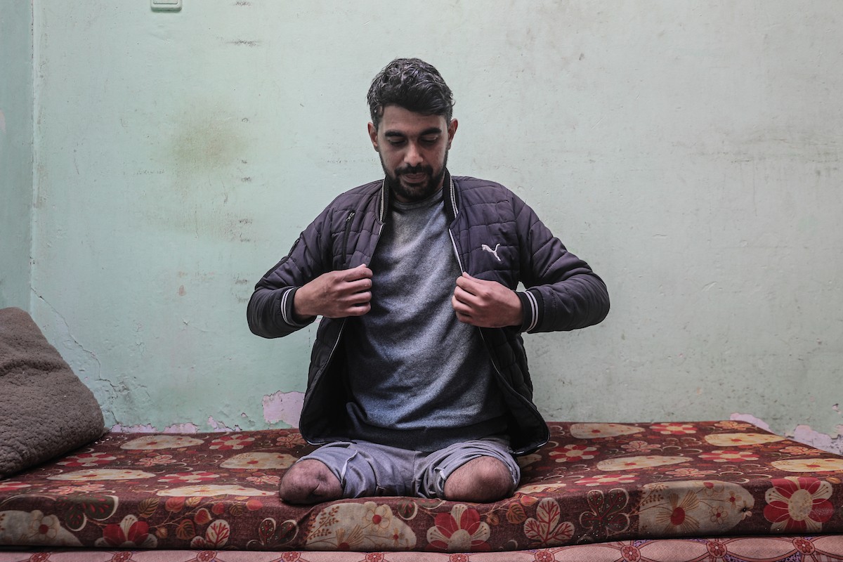  المعلّم سعيد خليل عزم (33 عامًا) أُصيب بجروح بالغة أدّت إلى بتر قدميه، جراء قصف إسرائيلي خلال الحرب على غزة، في مخيم البريج وسط القطاع،  يناير/كانون الثاني 2026. تصوير: معز صالحي
