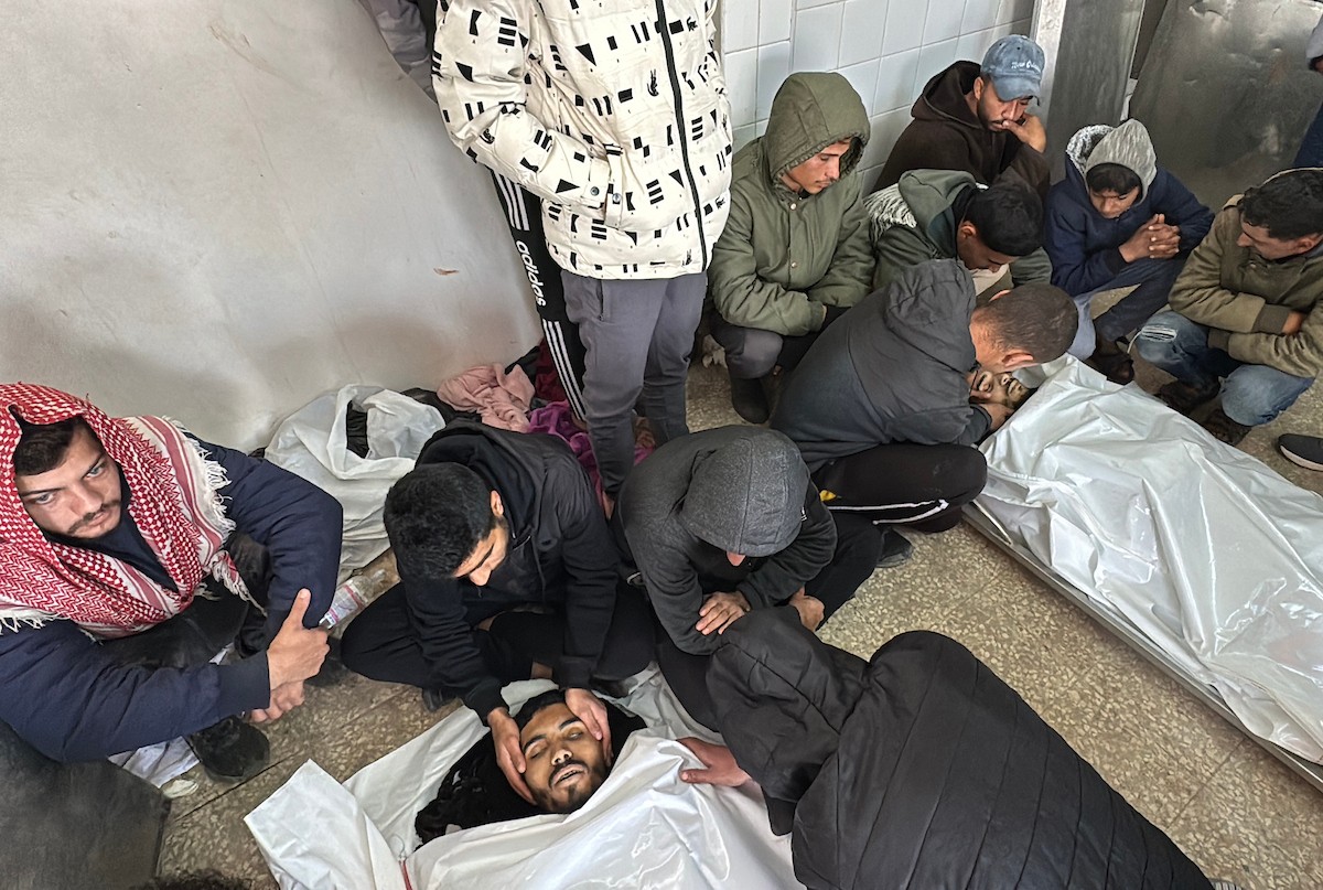 فلسطينيون يودعون جثامين ثلاثة مواطنين استشهدوا في غارات جوية إسرائيلية على مخيم المغازي للاجئين، قبل موكب جنازتهم في مستشفى الأقصى بدير البلح، وسط قطاع غزة. 30 يناير/كانون الثاني 2026. صورة: أحمد إبراهيم