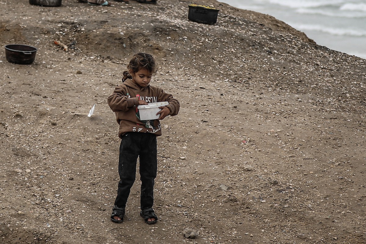 تواصل العائلات الفلسطينية النازحة المقيمة في مخيم الزوايدة وسط قطاع غزة حياتها اليومية في ظل ظروف قاسية داخل خيام متهالكة لا توفر أي حماية أو دفء من برد الشتاء القارس، 18 يناير/كانون الثاني 2026. صورة: رمزي أبو عامر