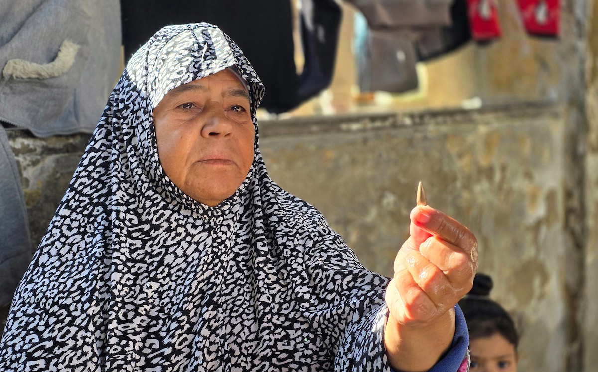 الرافعات الإسرائيلية تستهدف النازحين قرب مستشفى ناصر بخان يونس،1 يناير/كانون الثاني 2026. صورة: طارق محمد