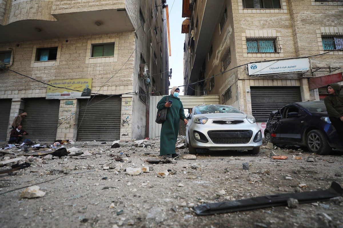 فلسطينيون يمرون أمام مبنى سكني تضرر جراء غارة عسكرية إسرائيلية أسفرت عن سقوط عدد من الضحايا في مدينة غزة، السبت 31 يناير/كانون الثاني 2026. صورة: عمر أشتوي