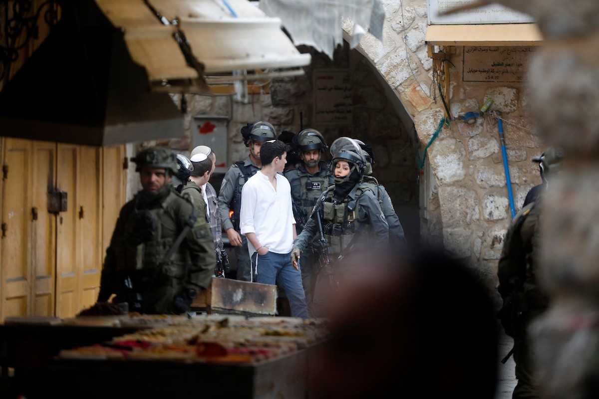 جنود إسرائيليون يتخذون إجراءات أمنية مشددة بإغلاق مداخل ومخارج منطقة البلدة القديمة في الخليل، الضفة الغربية، في 24 يناير/كانون الثاني 2026، خلال اقتحام  مستوطنون يهود البلدة(صورة: مأمون وزواز)