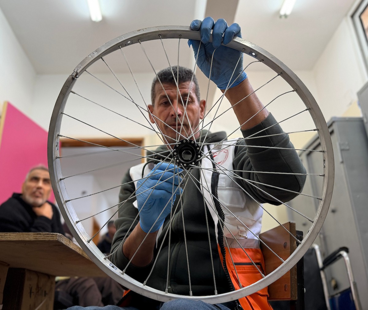 الفلسطيني رمزي الفجم يصلح كراسي متحركة لجرحى قطاع غزة متحديا إعاقته الشخصية ونقص المعدات الطبية ، خان يونس، جنوب قطاع غزة، 20 يناير/كانون الثاني 2026 تصوير: محمد سلامة / وكالة الأنباء الفلسطينية (APA Images)