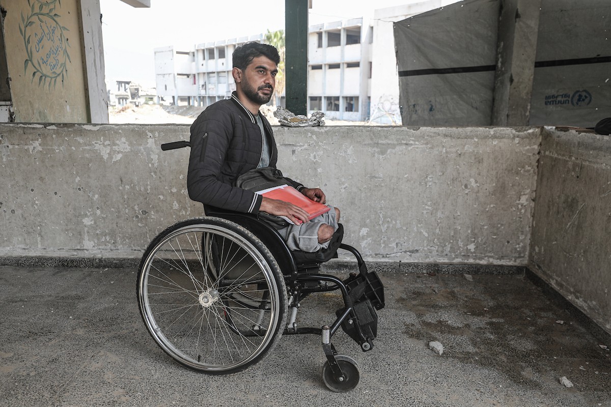  المعلّم سعيد خليل عزم (33 عامًا) أُصيب بجروح بالغة أدّت إلى بتر قدميه، جراء قصف إسرائيلي خلال الحرب على غزة، في مخيم البريج وسط القطاع،  يناير/كانون الثاني 2026. تصوير: معز صالحي