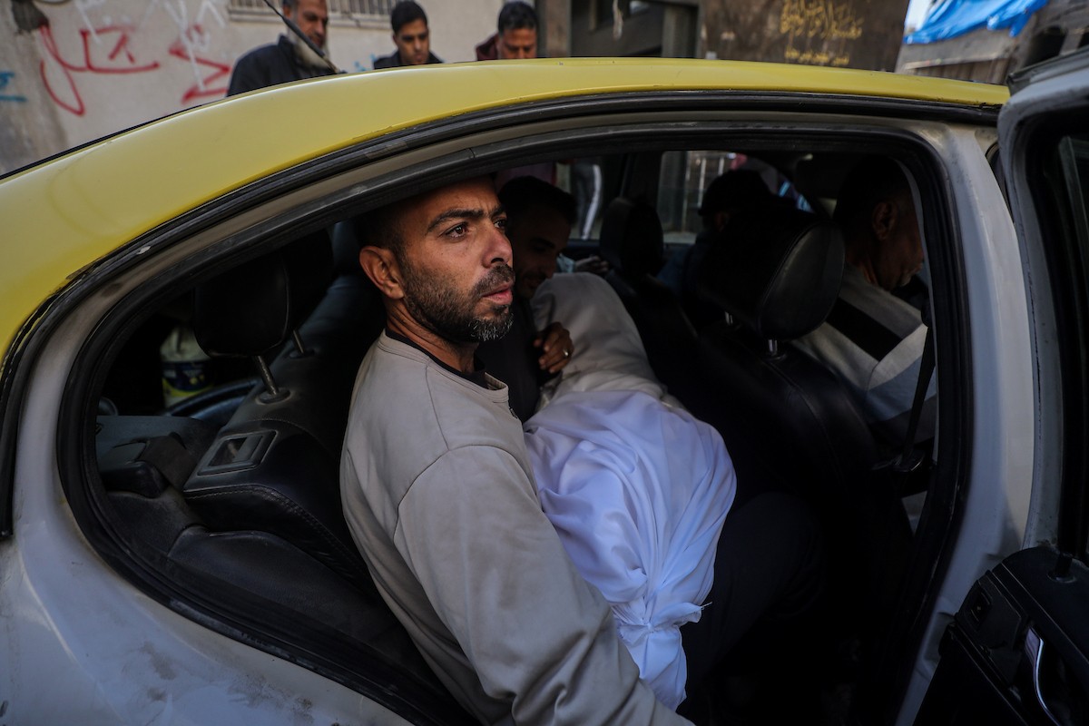 نُقل جثمان الطفلة الفلسطينية همسة حوسو، البالغة من العمر 12 عامًا، والتي قُتلت بنيران إسرائيلية في جباليا، إلى مستشفى الشفاء في مدينة غزة يوم الخميس 8 يناير/كانون الثاني 2026. (صورة: عمر أشتوي)