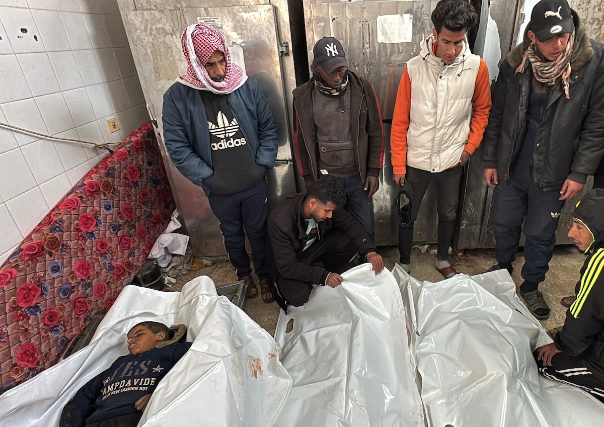 ودّع فلسطينيون ثلاثة جثامين في مستشفى شهداء الأقصى، بينهم أب وطفله، قُتلا بنيران الجيش الإسرائيلي شرق دير البلح في وسط قطاع غزة، في 21 ينايركانون الثاني 2026. (صورة أحمد إبراهيم)