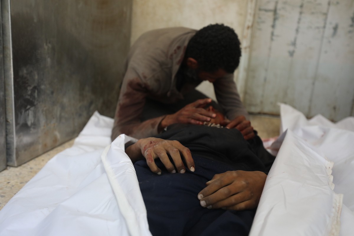 حضر أقارب شاب فلسطيني، قُتل بنيران الجيش الإسرائيلي، مراسم الدفن التي أقيمت في مستشفى الشفاء بمدينة غزة، في 24 يناير/كانون الثاني 2026. (صورة: عمر أشتوي)