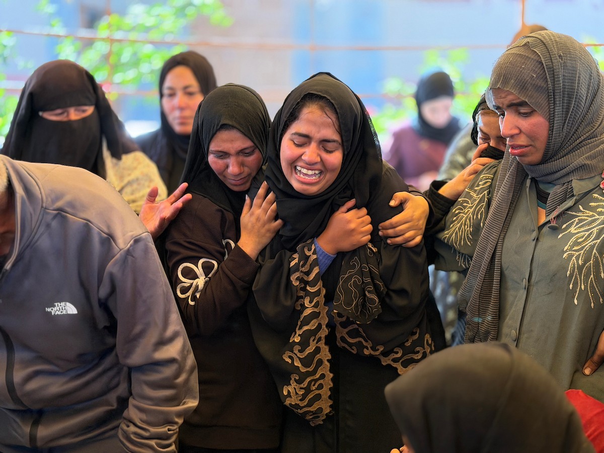 فلسطينيون يودعون جثمان أحمد بربخ، 32 عاماً، في مجمع ناصر الطبي بخان يونس، بعد أن استشهد برصاص القوات الإسرائيلية في وسط خان يونس، جنوب قطاع غزة. 29 يناير/كانون الثاني 2026. تصوير: محمد سلامة / (APA Images)