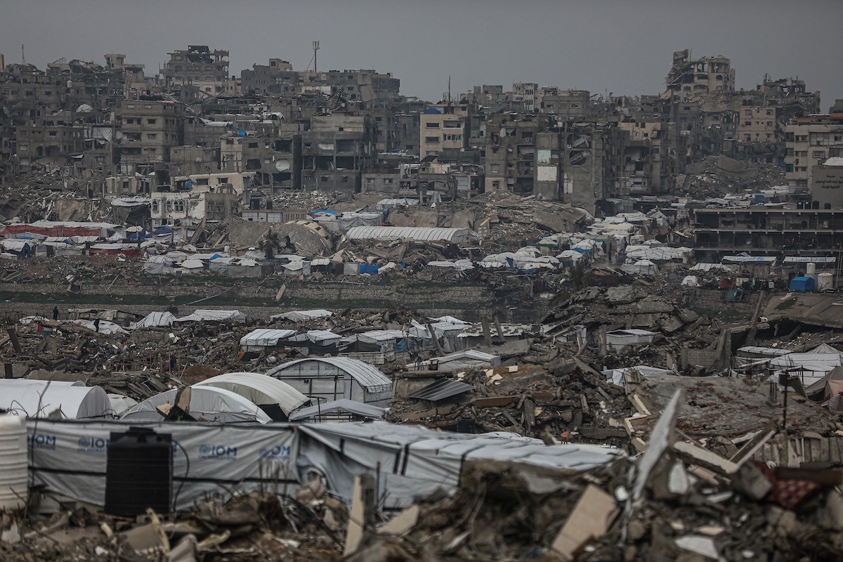 يواصل الفلسطينيون النازحون، الذين لجأوا إلى خيام مؤقتة ومدارس أو منازل متضررة بشدة، حياتهم وسط الأزمة الإنسانية المستمرة الناجمة عن الحصار الإسرائيلي في مخيم جباليا، شمال قطاع غزة، في 18 يناير/كانون الثاني 2026. صورة: عمر أشتوي