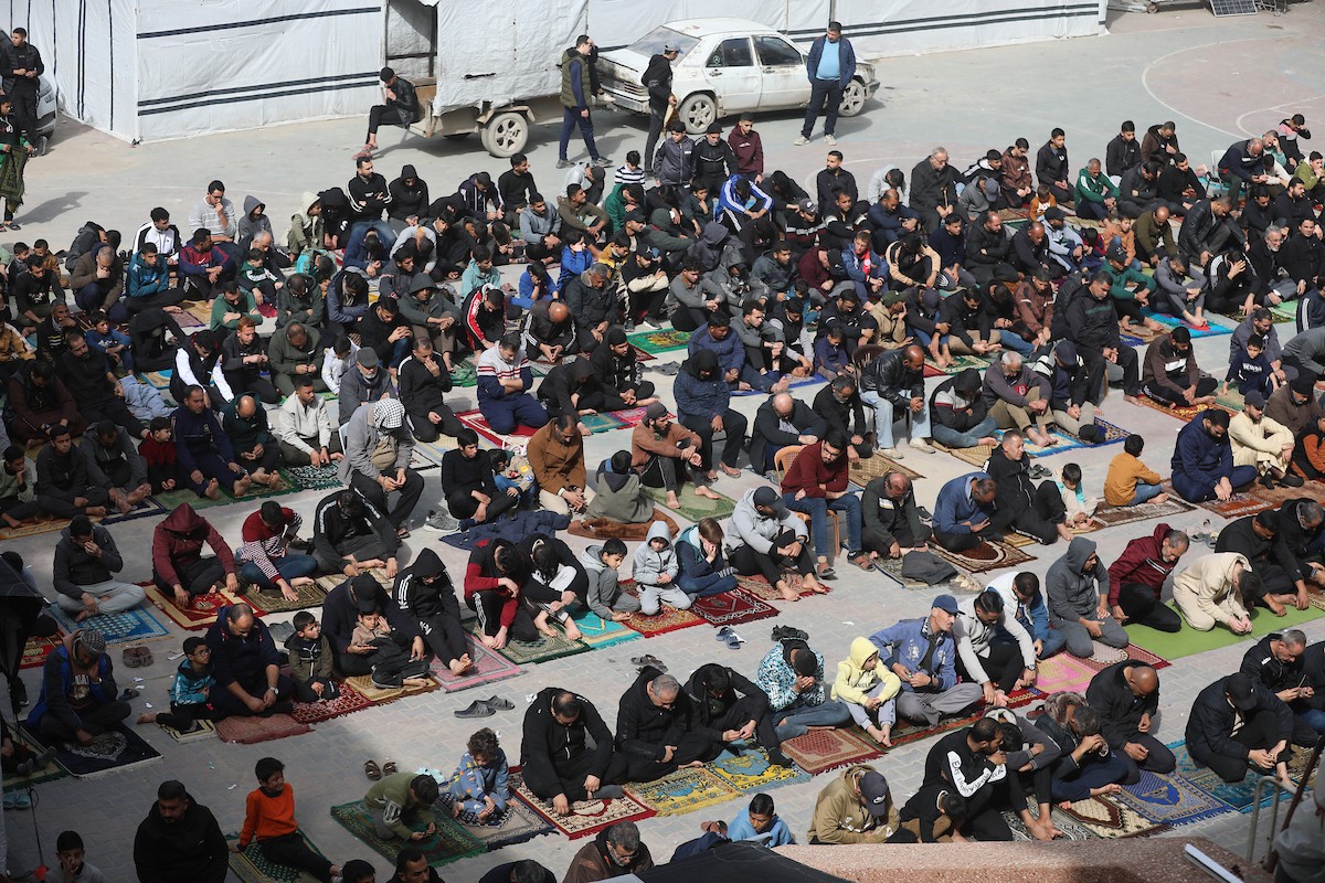 يؤدي الفلسطينيون صلاة الجمعة داخل مدرسة تابعة لوكالة الأونروا، حُوِّلت إلى ملجأ بعد نزوح عائلات منها جراء الهجمات الإسرائيلية منذ 7 أكتوبر/تشرين الأول 2023، في مدينة غزة. 30 يناير/كانون الثاني 2026. صورة: عمر أشتوي