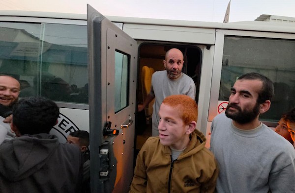 7 يناير/كانون الثاني 2026، نُقل أسرى فلسطينيون أفرج عنهم الجيش الإسرائيلي بواسطة مركبات تابعة للصليب الأحمر إلى مستشفى شهداء الأقصى لإجراء فحوصات طبية في دير البلح، وسط قطاع غزة. (صورة: أحمد إبراهيم)