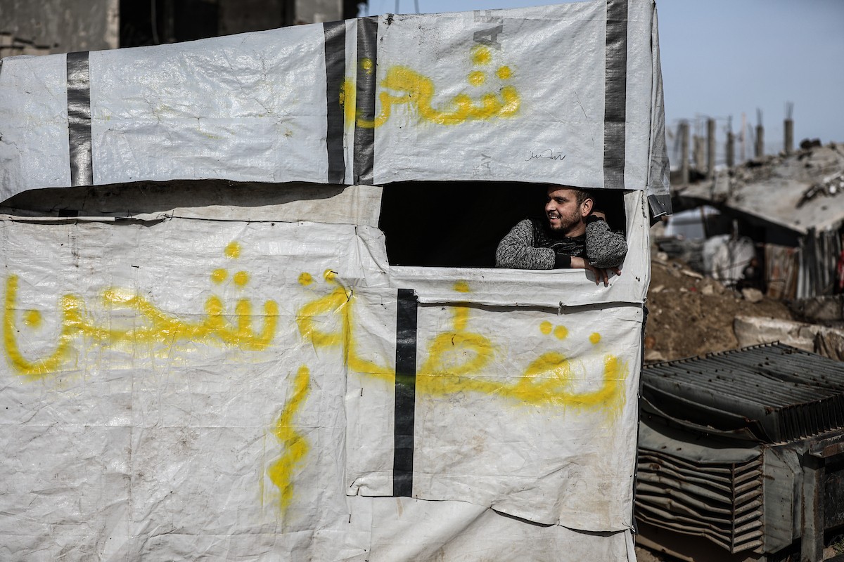 عائلات فلسطينية نازحة تكافح من أجل البقاء في ظروف قاسية بمخيم النصيرات للاجئين وسط قطاع غزة، 29 يناير/كانون الثاني 2026.صورة: رمزي أبو عامر