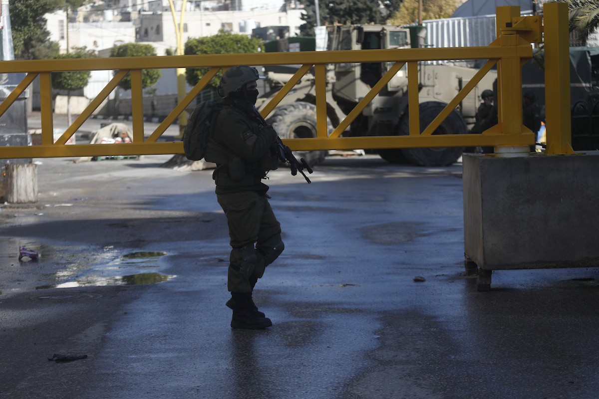 الجيش الإسرائيلي يشن عملية عسكرية واسعة النطاق في الخليل، جنوب الضفة الغربية، 19 يناير/كانون الثاني 2026. صورة: مأمون وزواز