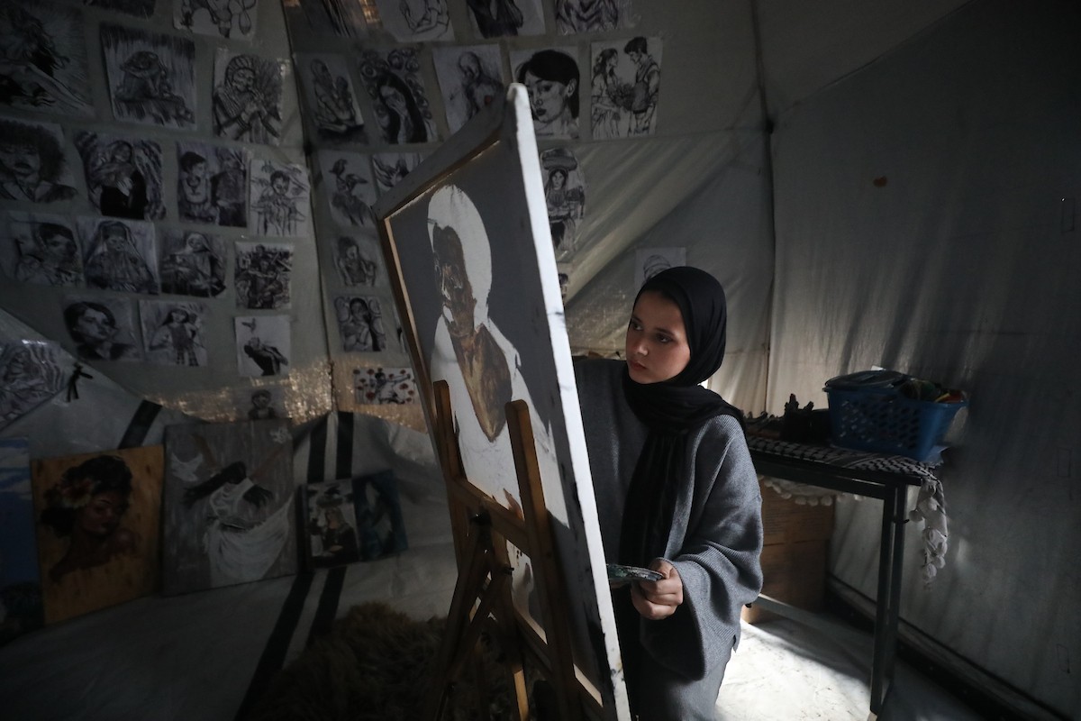 الفلسطينية مرَح خالد الزعانين (18 عاما) تحول خيمة نزوحها في مدينة غزة إلى معرض فني، 28 يناير/كانون الثاني 2026. تصوير: عمر أشتوي