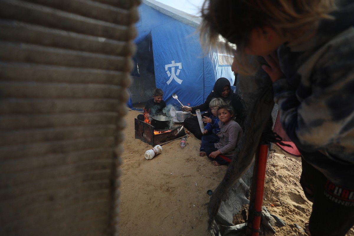 كفاح صبح (38 عامًا) فلسطينية، تكافح لإعالة أسرتها داخل خيمة ممزقة في مدينة غزة، وسط ظروف معيشية قاسية ونقص شبه تام في الضروريات الأساسية. 29 يناير/كانون الثاني 2026. تصوير: عمر أشتوي