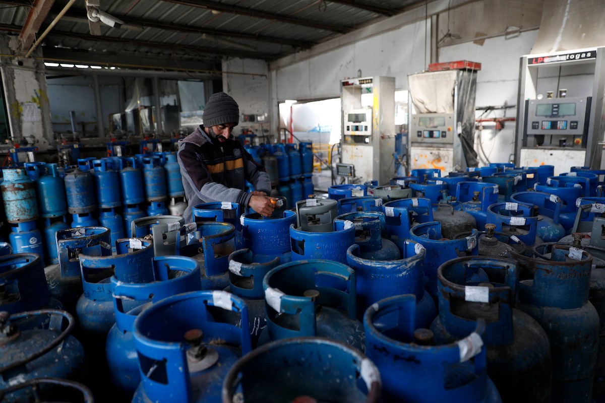 اصطفّ المواطنون في طوابير طويلة أمام محطات تعبئة الغاز في الخليل، وسط مخاوف من تفاقم أزمة نقص الغاز في الضفة الغربية،، 25 يناير/كانون الثاني 2026. صورة: مأمون وزواز