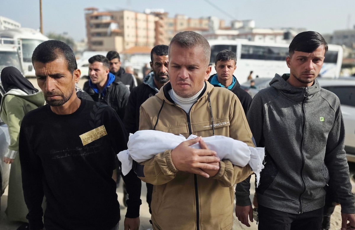 ينعى الفلسطينيون جثمان الطفلة سجود عليان في مجمع ناصر الطبي بمدينة خان يونس، جنوب قطاع غزة، في 24 يناير/كانون الثاني 2026، بعد سبعة أيام من ولادتها. (صورة: طارق محمد/وكالة الأنباء الفلسطينية)