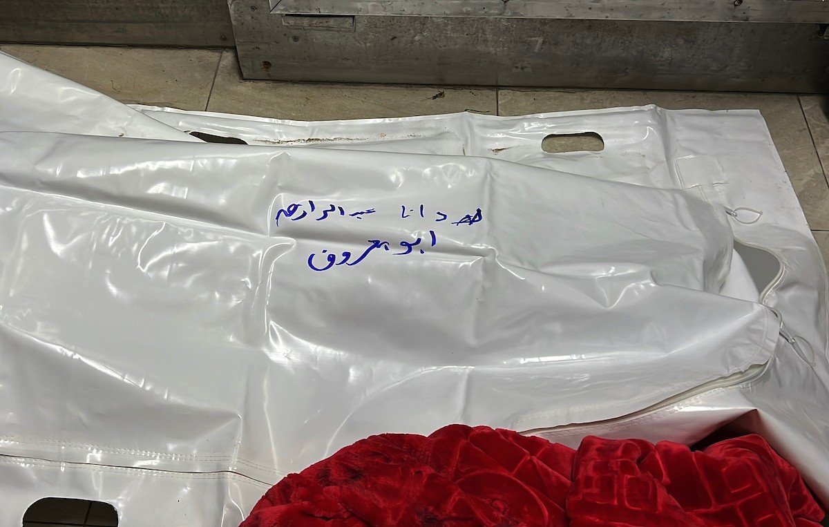 وصلت جثتا شخصين، أحدهما طفل، إلى مستشفى ناصر في خان يونس بعد غارة إسرائيلية استهدفت خيمة تأوي نازحين في منطقة المواصي غرب خان يونس، جنوب قطاع غزة، في 5 يناير/كانون الثاني 2026. (صورة: طارق محمد)