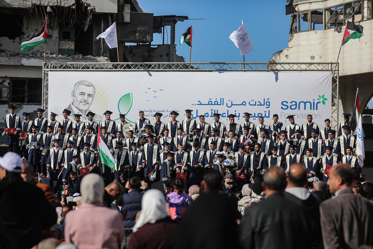 حفل تخرج لـ ٢٣٠ طالبًا وطالبةً في كلية الطب بمجمع الشفاء الطبي (مستشفى الشفاء)، الذي تضرر بشدة جراء الهجمات العسكرية الإسرائيلية على مدينة غزة في ٣ يناير/كانون الثاني ٢٠٢٦. صورة: عمر أشتوي