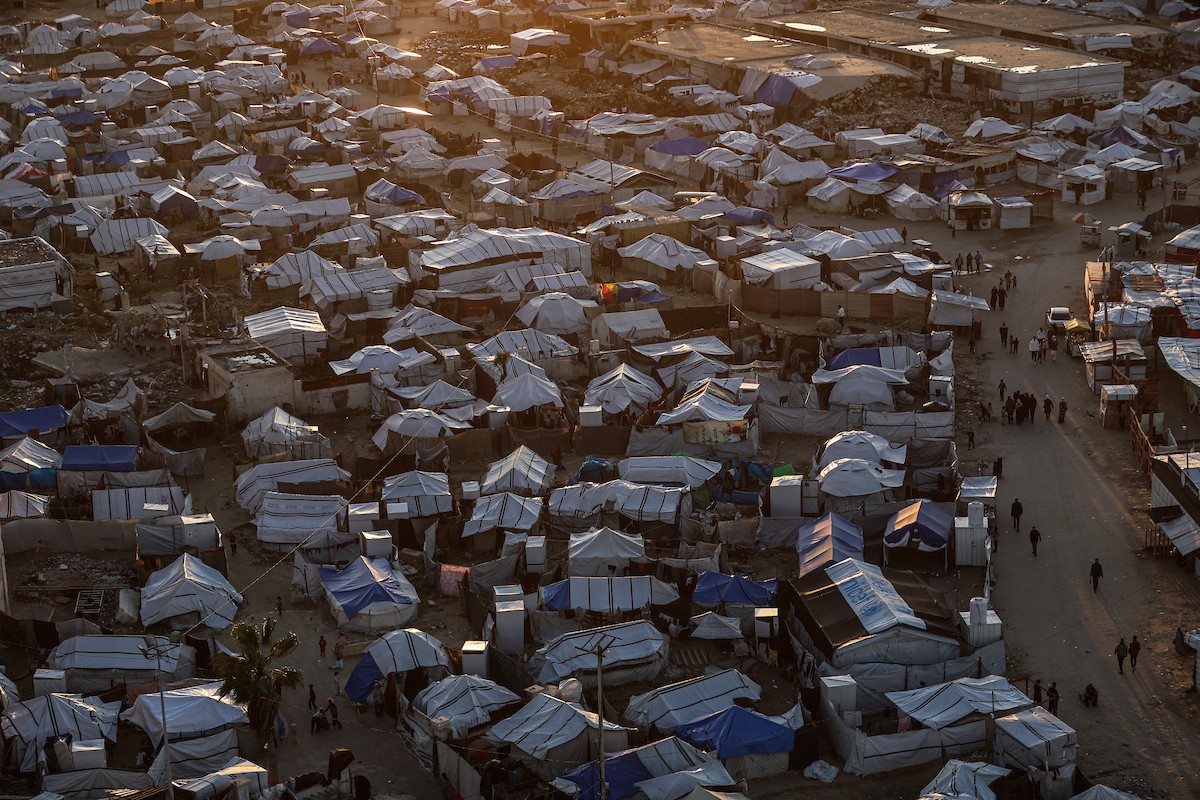 مشاهد عامة لخيام النازحين على شاطئ مدينة غزة. يعاني النازحون معاناة مضاعفة من ويلات النزاع وقسوة الأحوال الجوية، إذ لا توفر الخيام أي حماية من برد الشتاء القارس والأمطار الغزيرة، 3 يناير/كانون الثاني 2026. تصوير: عمر أشتوي