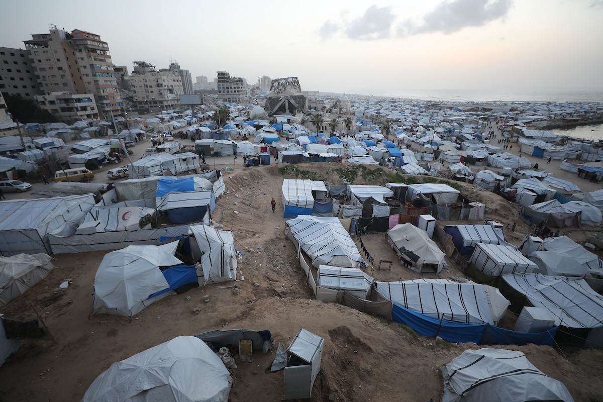 لقطاتٌ عامةٌ لخيامَ النازحين مُكدّسةً في ميناء مدينة غزة المُدمّر، ما يعكس ظروفًا معيشيةً مُزرية. ولا تزال الحياة اليومية صعبةً للغاية بالنسبة لغالبية السكان، 23 يناير/كانون الثاني 2026. صورة: عمر أشتوي